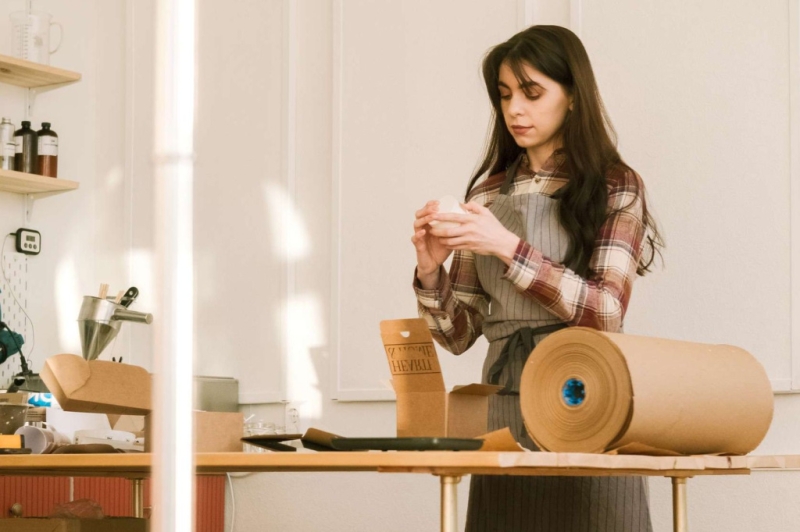 Самозанятая открыла творческую мастерскую в центре Новосибирска благодаря господдержке